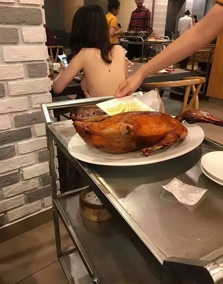 这是正儿八经的北京烤鸭吗？不知道正不正宗……​​​