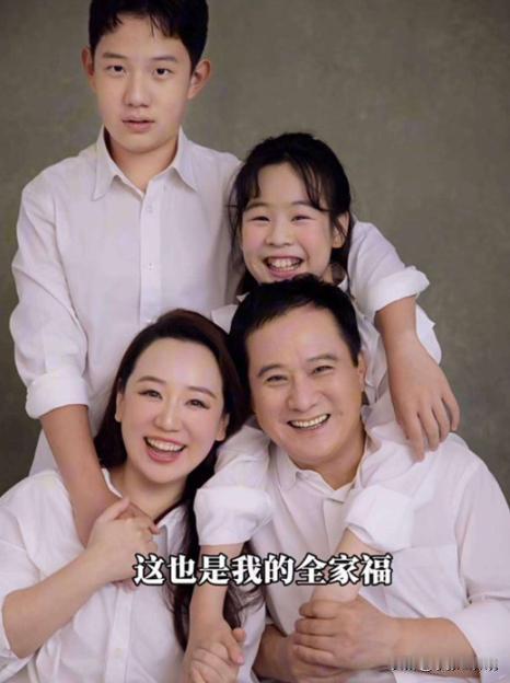 1993年，11岁的关凌认识了28岁的姬云飞，整整17岁的年龄差，所有人都觉得俩