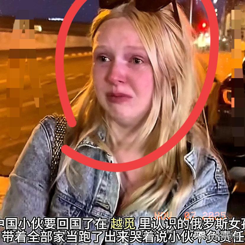 看完这幕真的气到心梗！外国女孩蹲在路边嚎啕大哭，哭得撕心裂肺，可对面的小伙