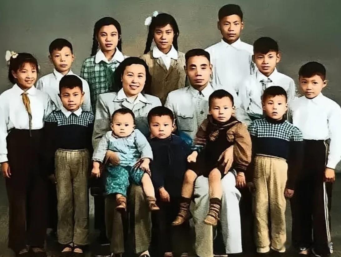 这是时任炮兵副司令员吴信泉中将的全家合影照，一个十四口人的幸福大家庭那张略带