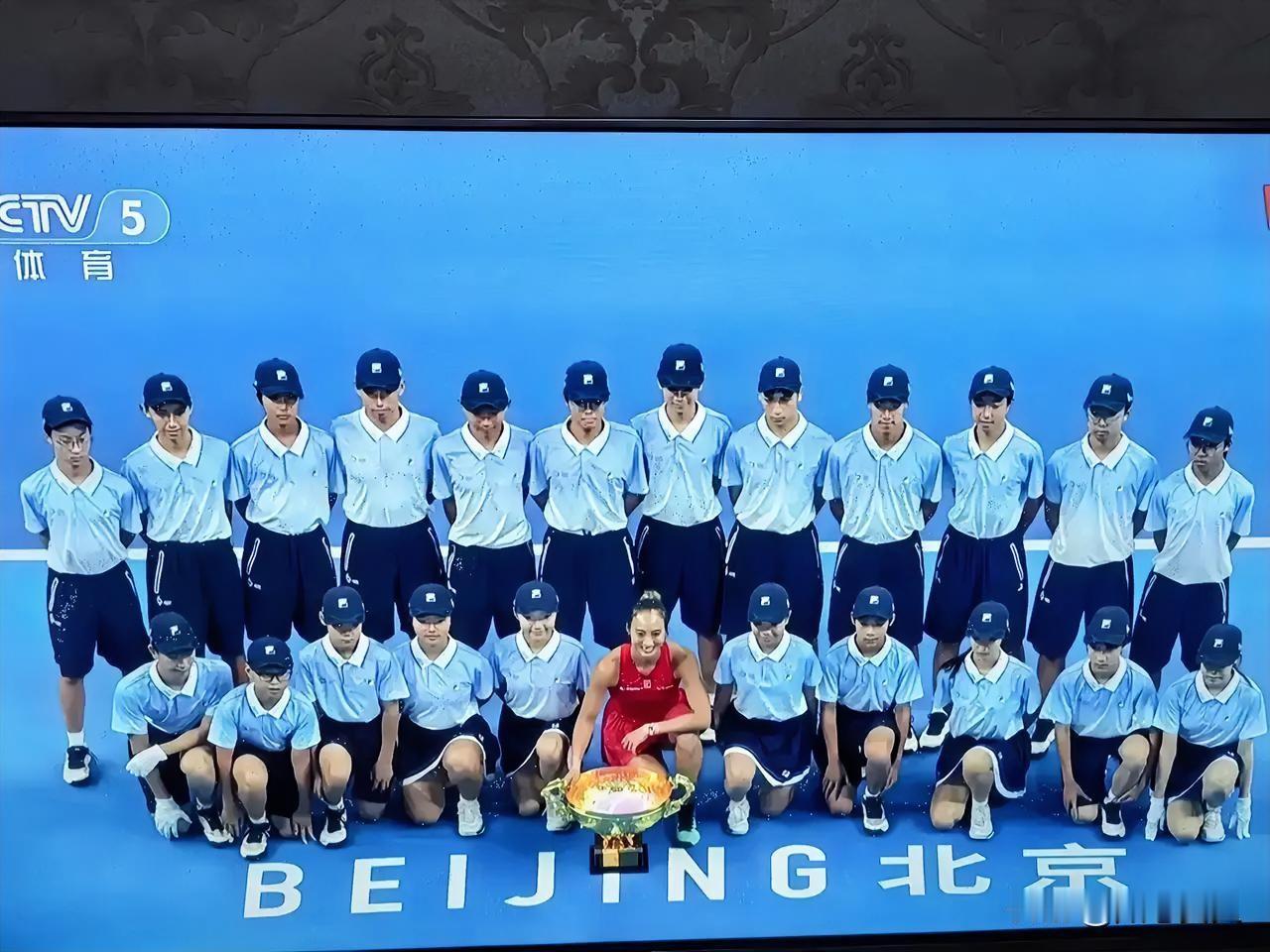 果然，细节体现人品郑钦文的一个动作，暴露了她的真实修养。在颁奖合影环节，