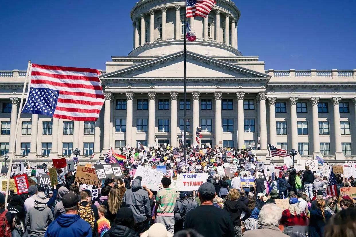 “不要国王！”全美50州突然彻底陷入大乱，白宫没料到，打响打倒特朗普第一枪的竟是