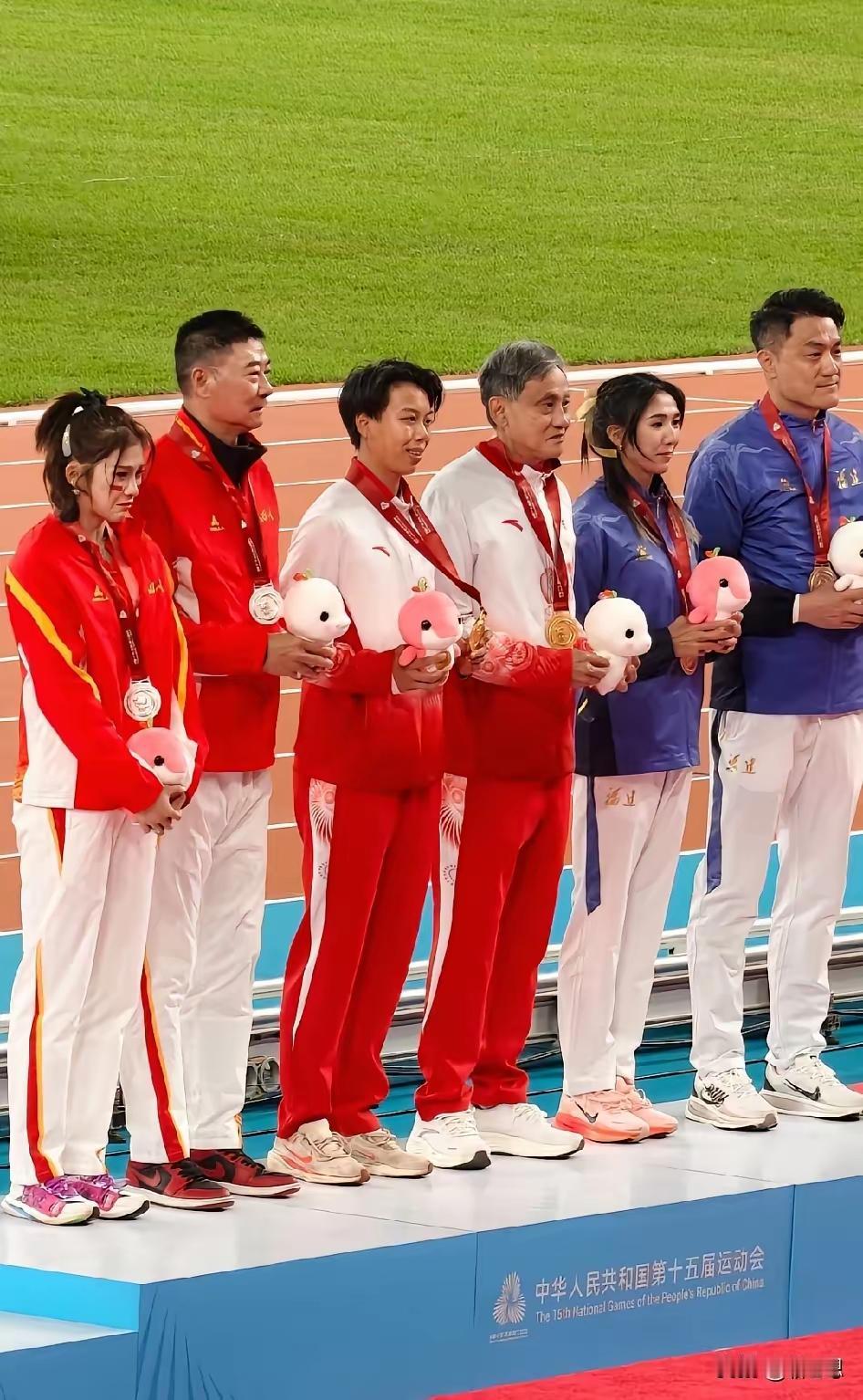 刘景扬让我感觉到了广东精神，看她领奖时候的松弛。一排6双运动鞋，她的最独特。