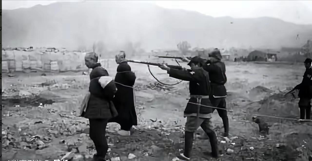 1950年，一野贺兰山剿匪，一名炊事员，给俘虏绑绳时，笑道：“为抓你，钻山里七个