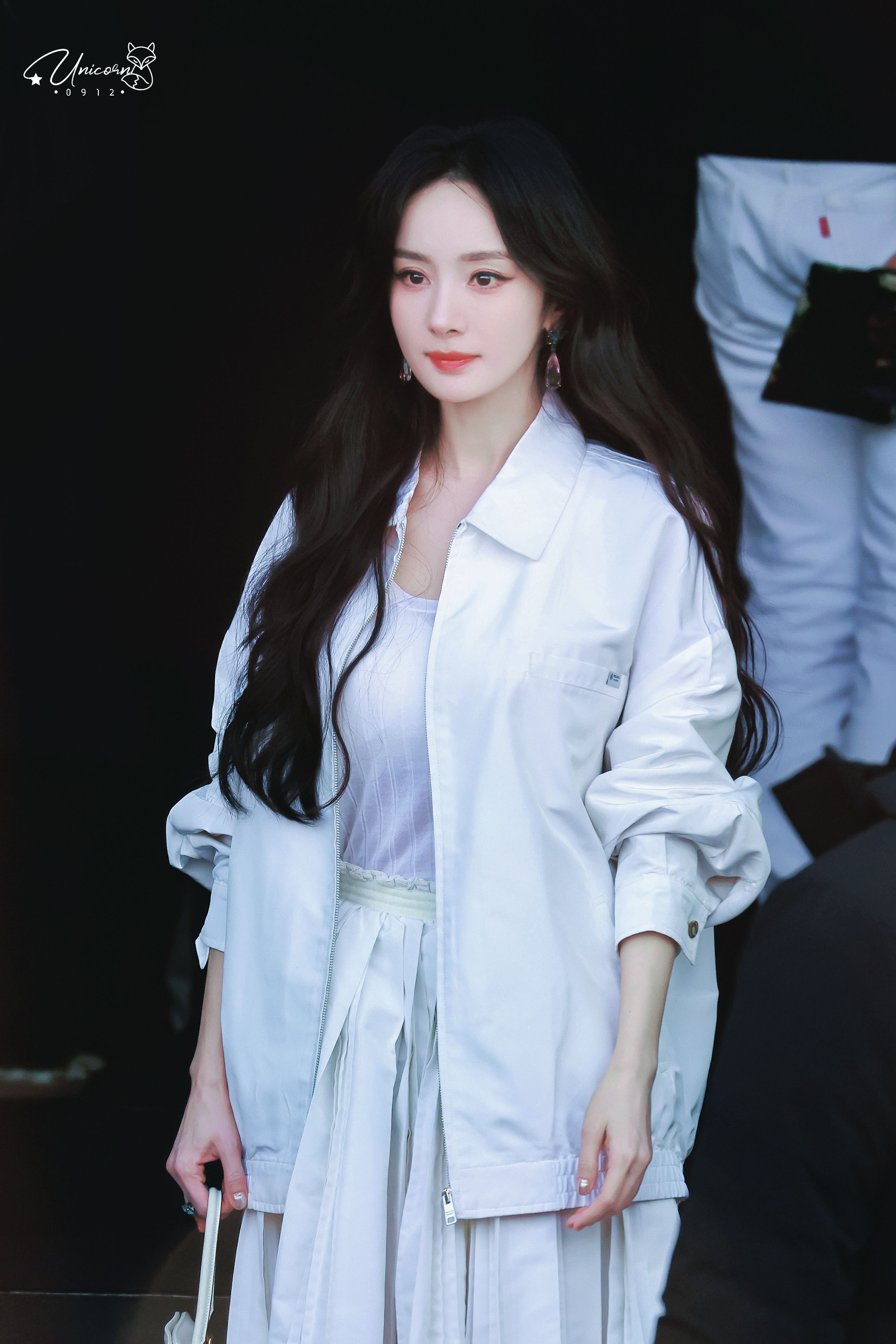 杨幂黑长卷发如瀑，白衬衫轻裹肩线，红唇一点，眼波流转间，是清冷又勾人的致命吸