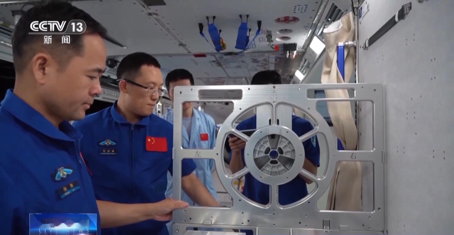 神舟二十一号乘组私人物品——航天员武飞:我的爱人给我画了一幅画是小王子与玫