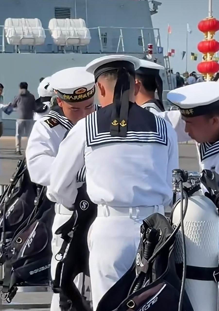 咱们海军水兵戴的军帽，帽后通常会有两条带子，这两根带子是干嘛用的呢？其实这两条带子现在除了在风浪大时