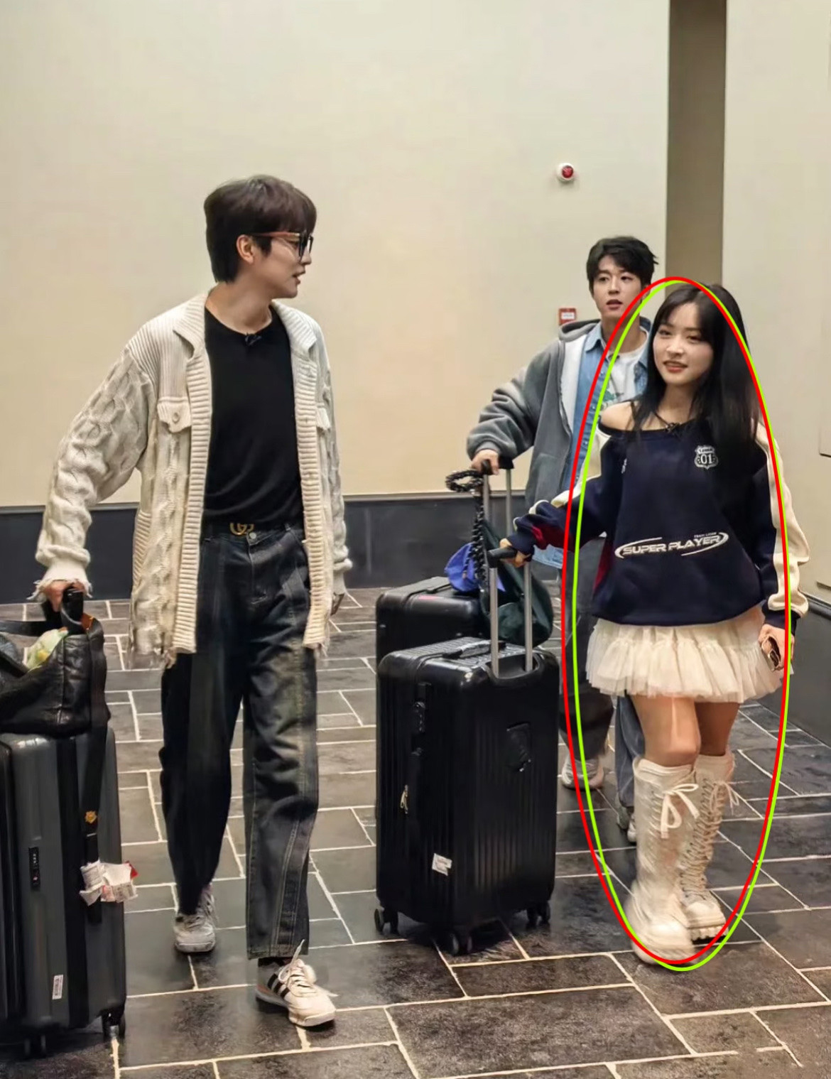 我的天，她路人视角就长这样。。。她本人比照片还要美，妆容加上精致的五官还有这白