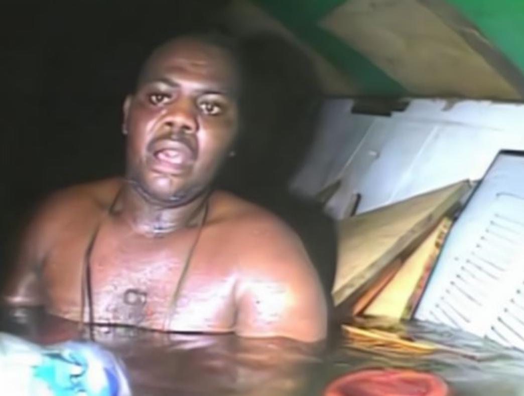 2013年，一艘邮轮不幸沉入30米深的海底。当巨浪把“海之恩典”号掀得倾斜4