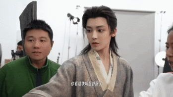 侯明昊哪天当导演了也不奇怪拍仙侠剧会提前琢磨世界观，连后期特效场景都提前做好心