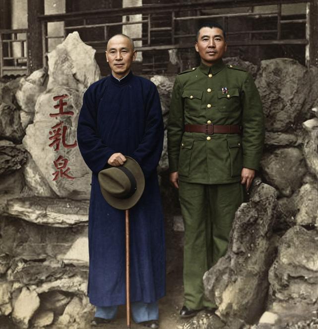 1947年5月3-4日，山东济南千佛山玉乳泉，蒋介石（左）和王耀武（右）并肩合影