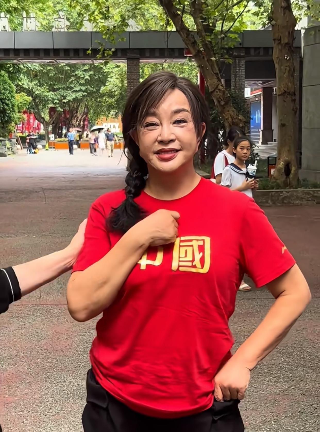 她戴假发吗？刘晓庆75岁这发量相当可以，好多人问她的脸怎么了有的地方光滑鬓角