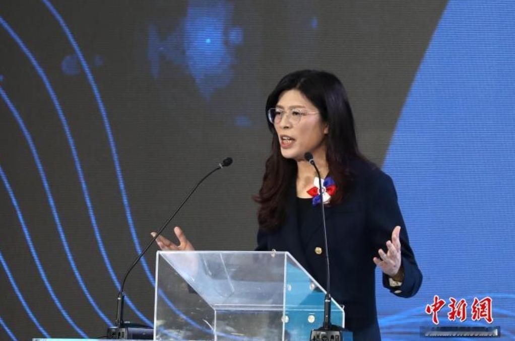 一般当官的首秀致辞，不都是捧着稿子念吗？句与句之间卡壳都不新鲜，更别说有什么感染