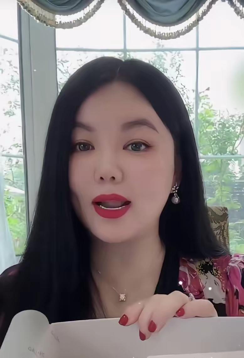 呵呵。中国最富的流油的李湘也出来带货了。而且，全是上千上万的产品。你们看看，亿万