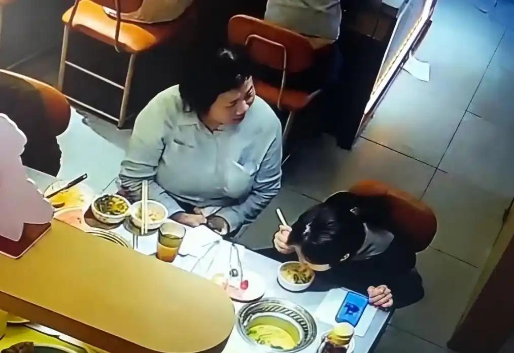 太奇葩了！陕西，一女子去店里吃火锅，期间手机没拿稳，一下掉进了火锅里面，店员看到