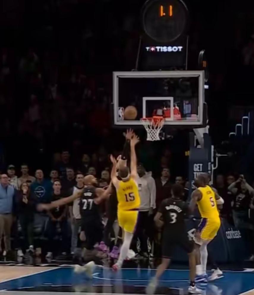 里夫斯,你值得顶薪!今日对阵森林狼,湖人几乎是残阵,森林狼这边爱德华兹缺阵,