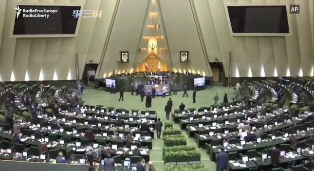 伊朗人愤怒了，也空前团结了！网络上流传的一段视频显示，在伊朗议会现场，一些议员