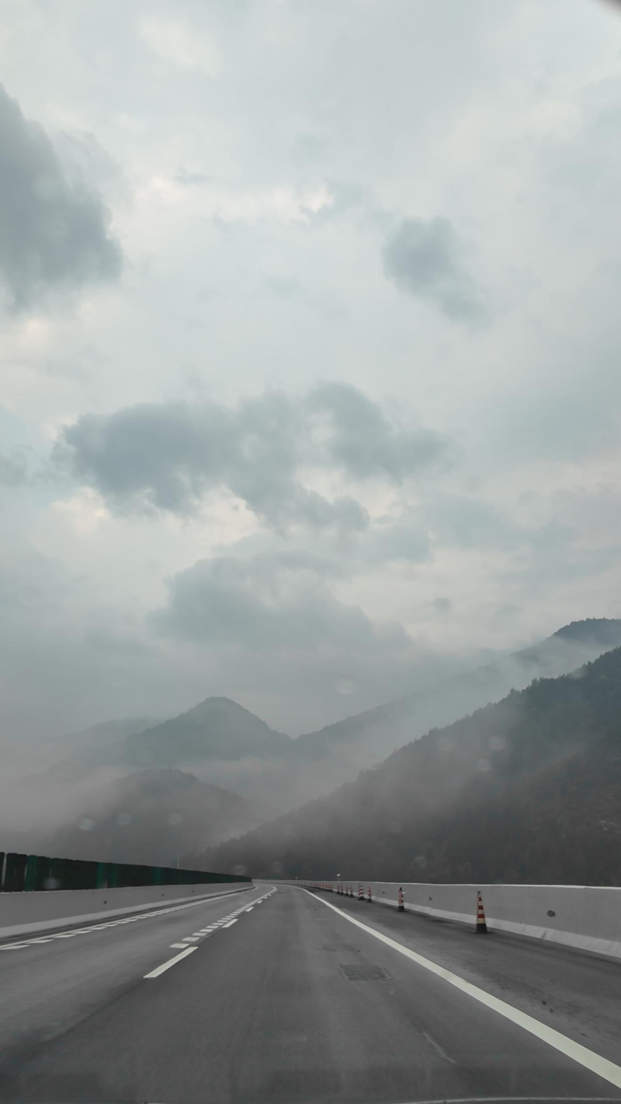 驱车从湖南回深圳，不常只是一场寻常的路途，却因中途的雾雨天气，赠予了一份不期而遇