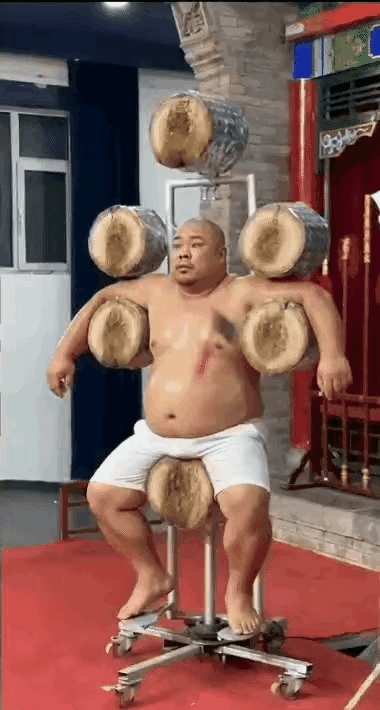 这是ai视频，但看起来很逼真。一个大胖子，早被吓得魂飞魄散了。一不小心，