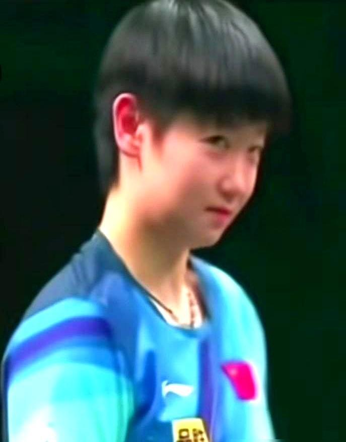 他默默拧开瓶盖递水，却被孙颖莎当众告状：他从来不开导我。邱贻可一听急了，对