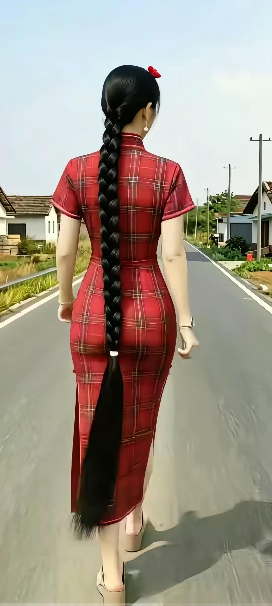 长辫肩后垂，旗袍裹身围。当街迈碎步，一路头不回。