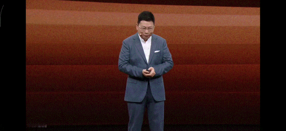 余承东和大家说再见了，后面直播就结束了，当时场上是两台车