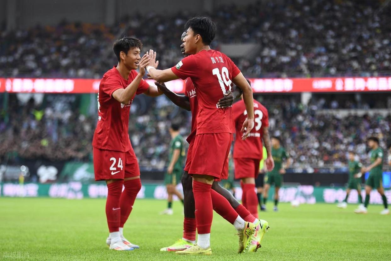 1、主场优势，重庆铜梁龙主场成绩非常好，2胜1平。2、重庆铜梁龙防守做的很好，