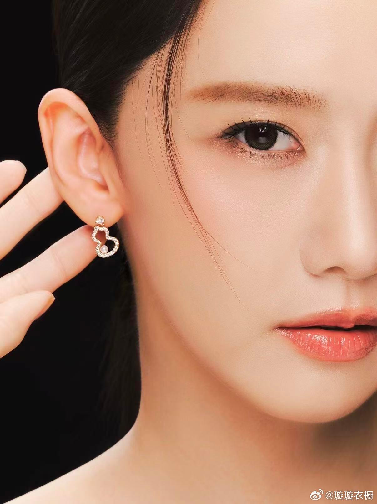 林允儿这组麒麟珠宝大片，将东方葫芦元素演绎得清冷又高级，堪称中式珠宝穿搭范本！