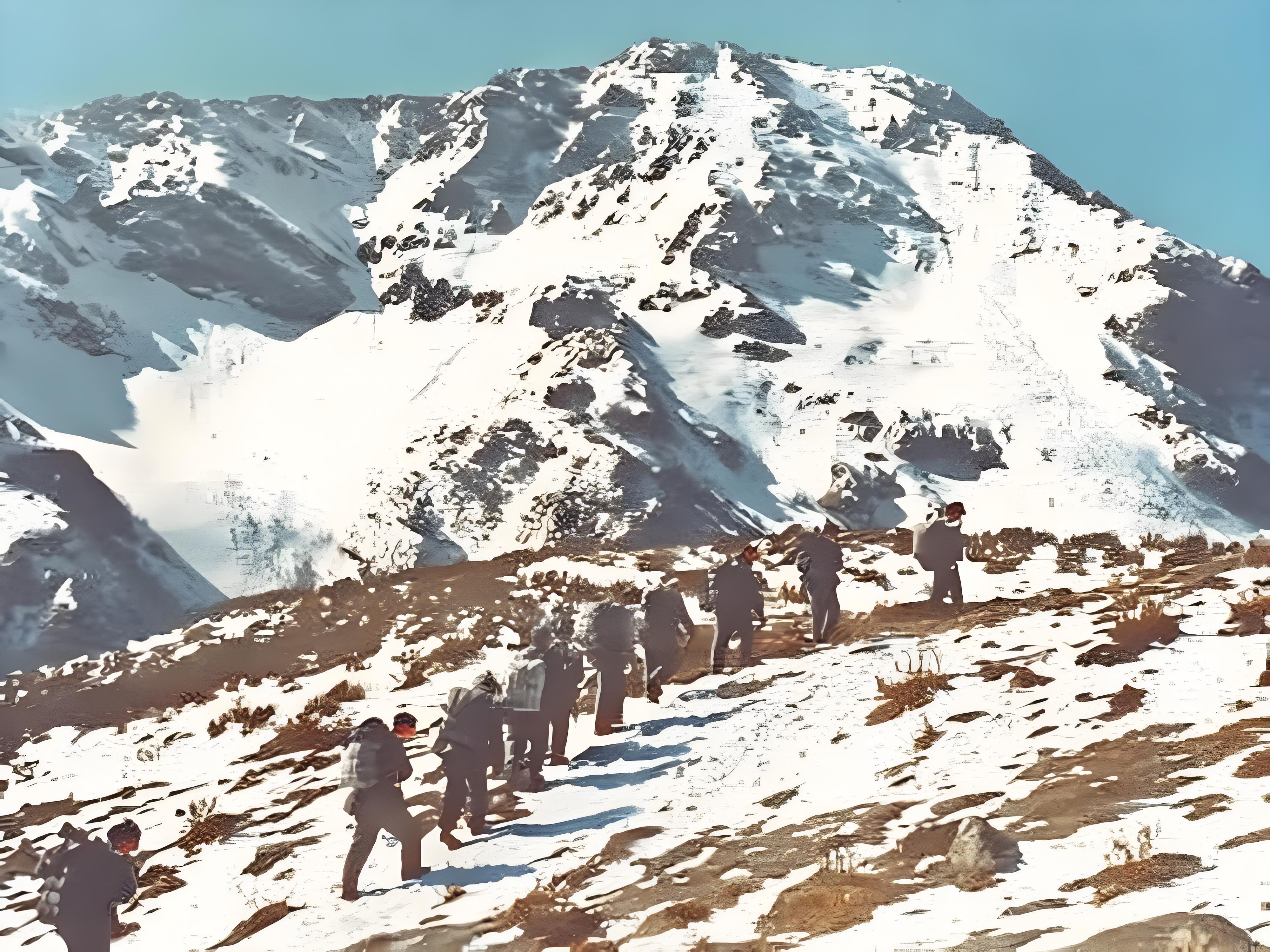 这是红军长征时经过的雪山——川康边界的夹金山