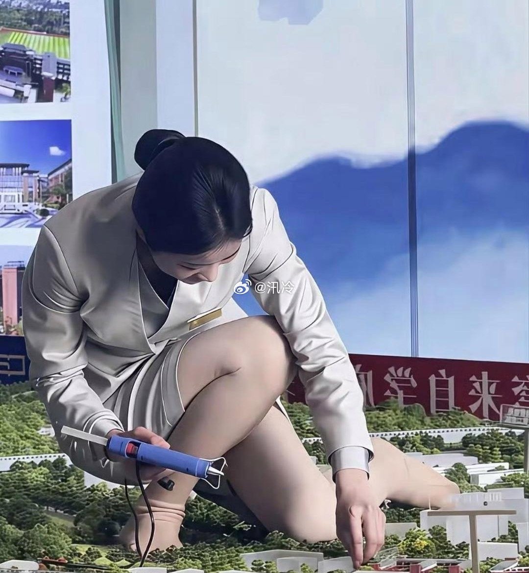售楼小姐到楼盘模具里亲自施工