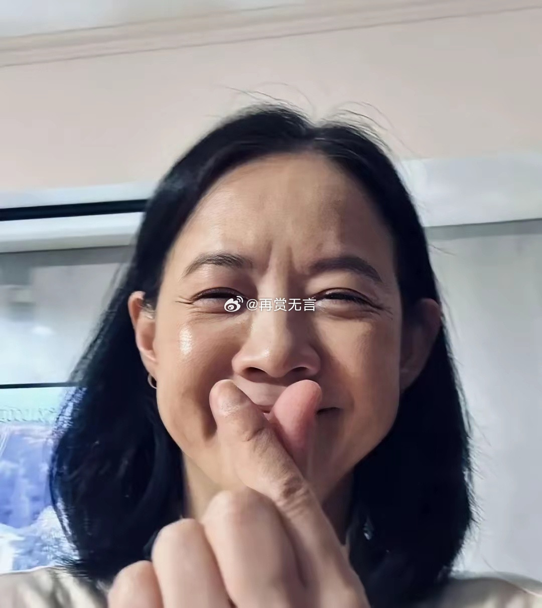 53岁，不修图，无焦虑。曾宝仪用灿烂笑容告诉你：女明星精神富足，便是最好的保养。