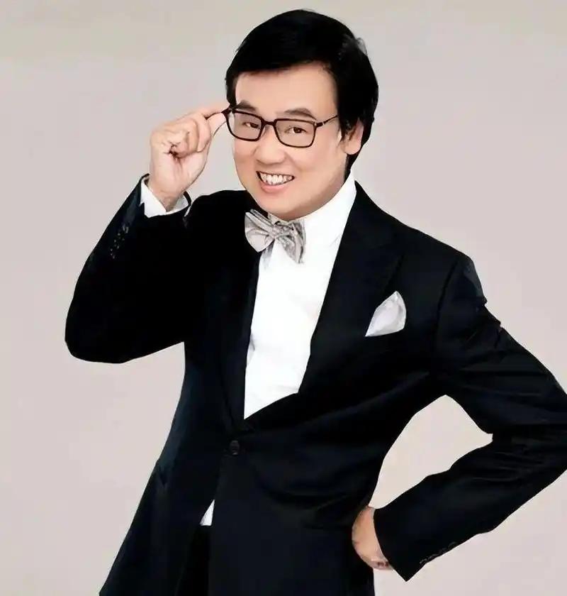 他80岁了，还是被关进去了。 周星驰当年主动给他投简历，他看都没看就扔垃圾桶