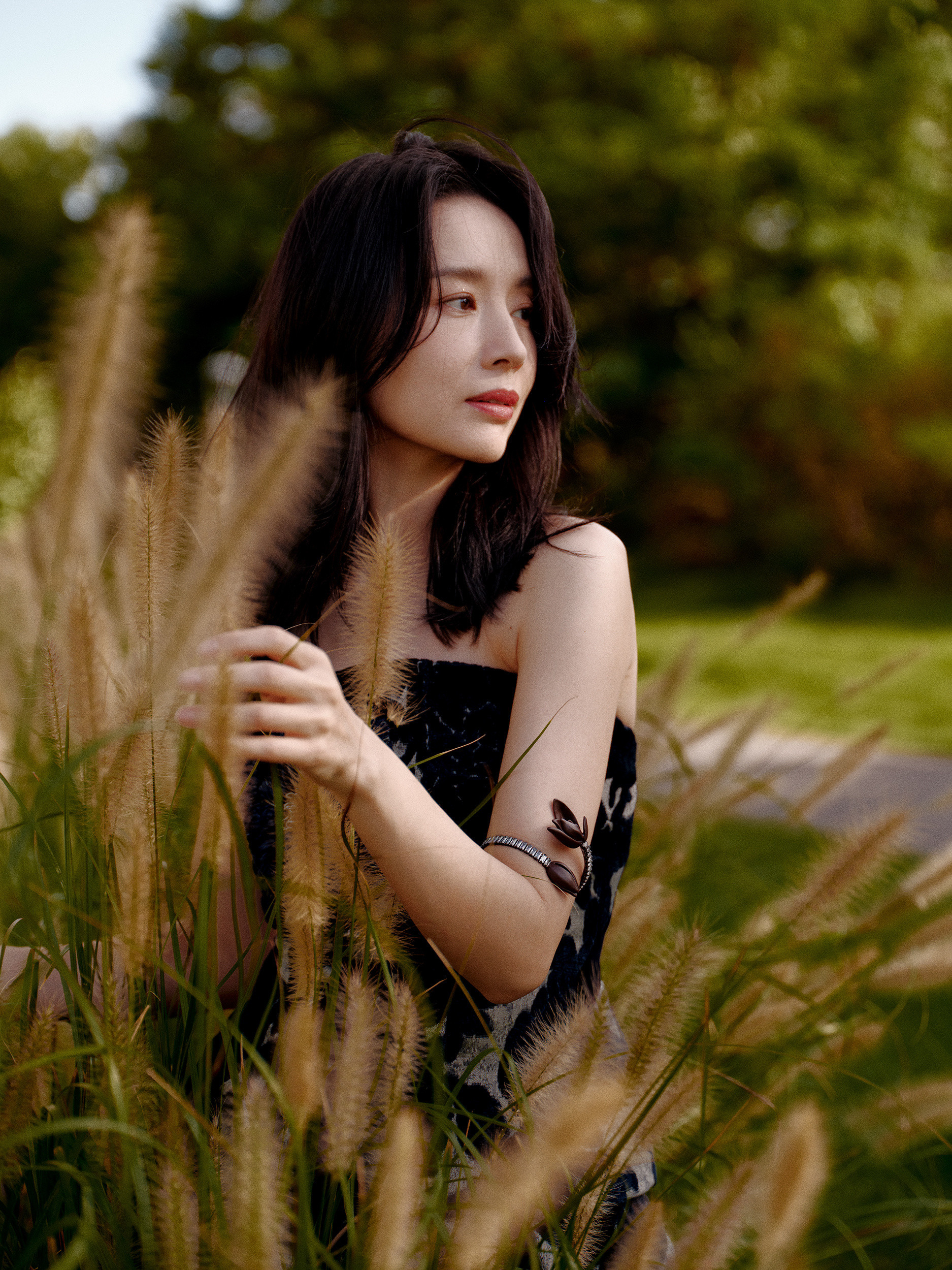 董洁：与生机共舞，一颦一笑勾勒悠然气韵​​​