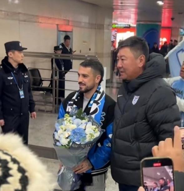 中超联赛大连英博的周边设计也不错，看了几款都挺好看的，还卖大连特色零食，就是店