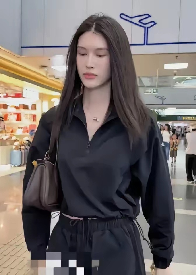 何穗机场被拍，那双眼睛吓到我了。镜头直接贴脸，法令纹像拿刻刀修过，眼神...