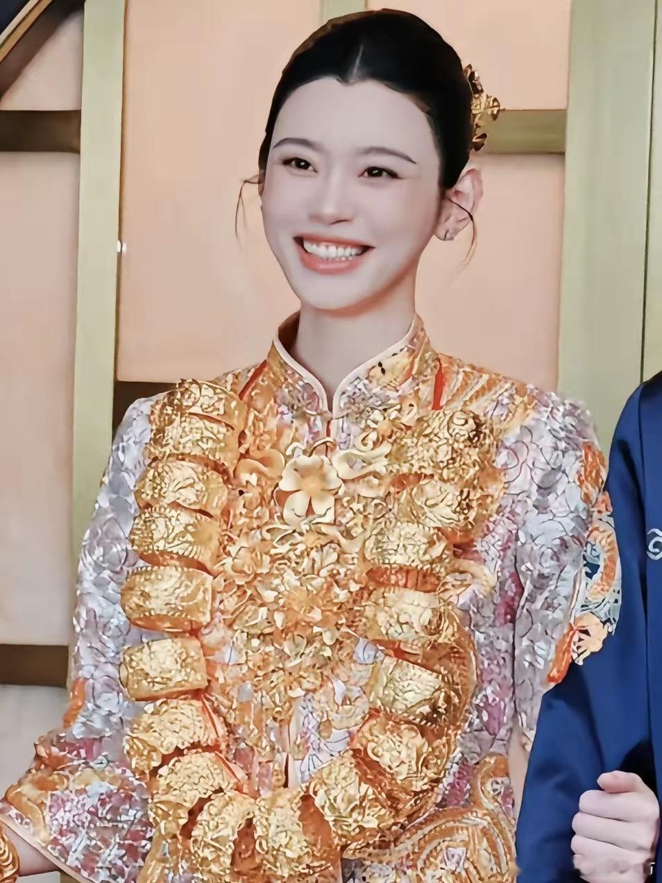 奚梦瑶那对龙凤镯是真金的实心的一只手戴两只，坠得手腕往下沉。金子是实打实一整根打