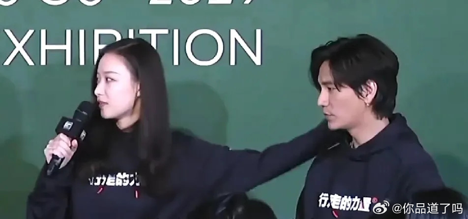 陈坤竟任由辛芷蕾亲密依偎、搭肩拍照，还十分配合，对倪妮却完全两样。倪妮大大咧咧拍