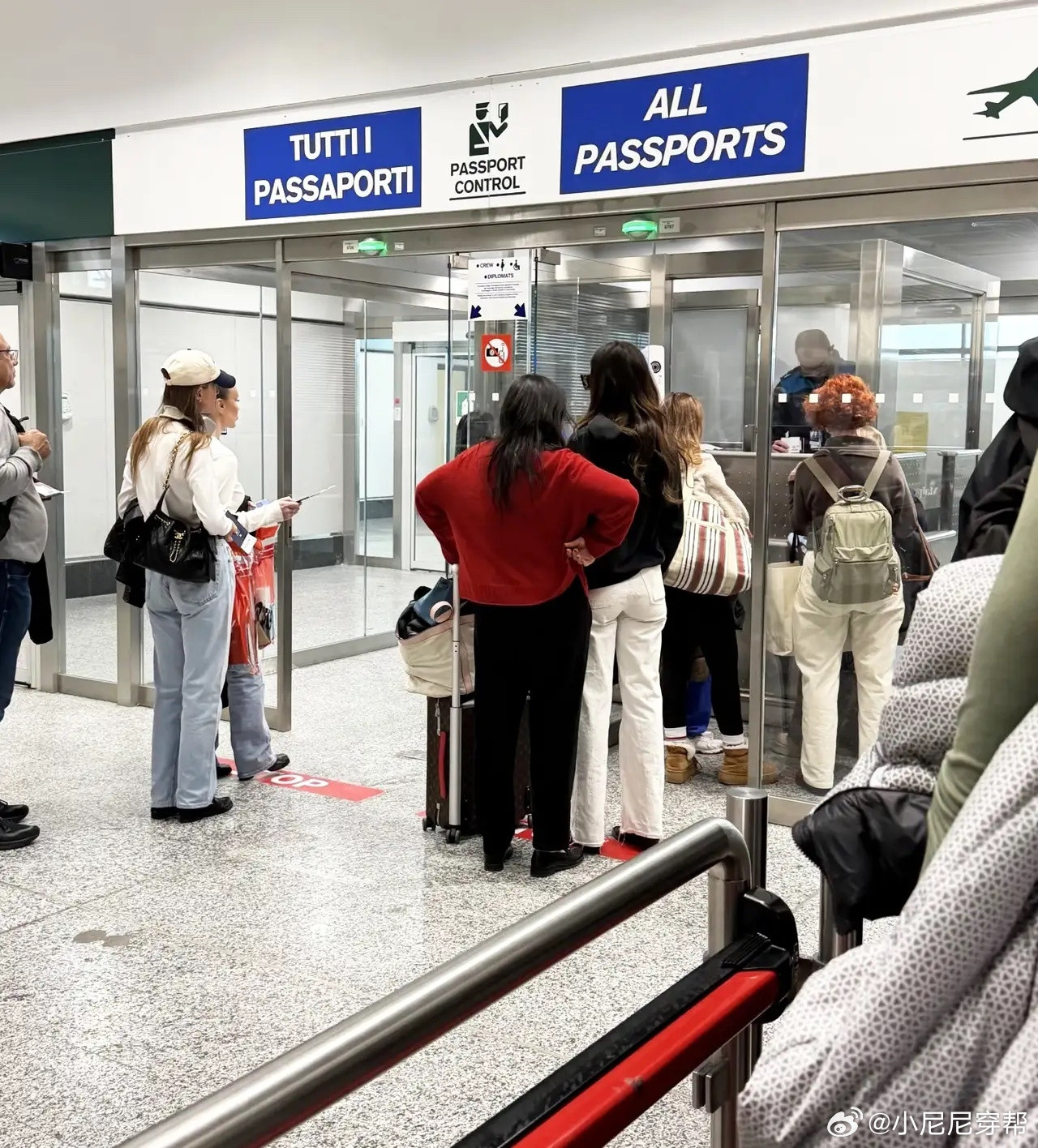 有网友在米兰机场偶遇谷爱凌和她妈妈，她真的是个幸福的小孩儿，永远有妈妈陪着！谷爱