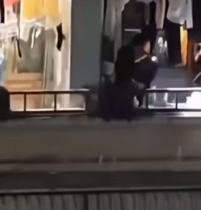 近日，湖北某峡大学，一个黑人留学生趁着夜色攀爬到对面的女生宿舍，并对一名女生实施