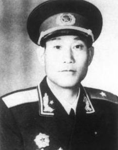 1949年8月，62军政委骑着骡子下乡，请了1位当地的年轻农民当向导。黄土坡