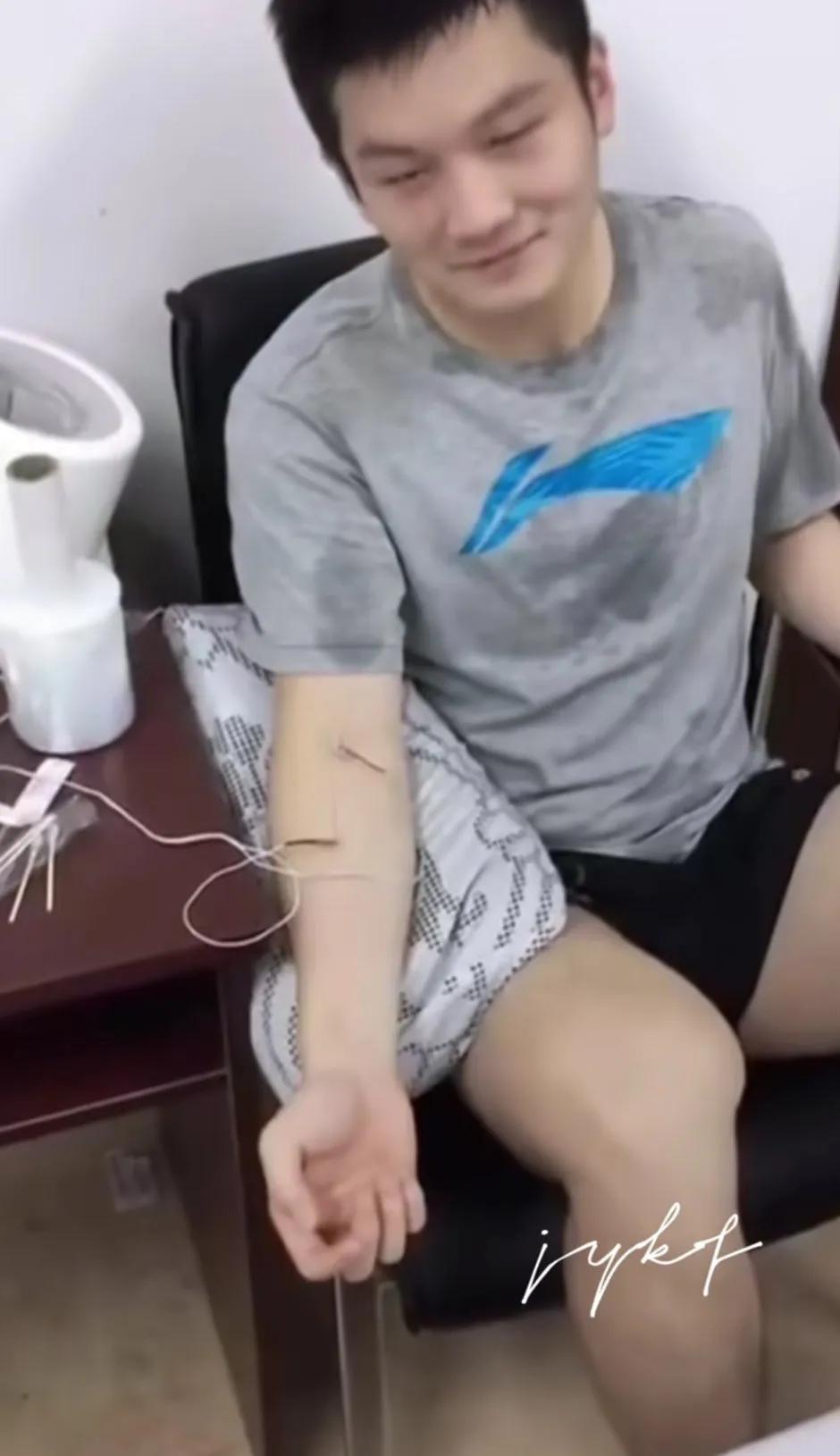 小胖你怎么了，是生病了吗？祝你早日康复。看到樊振东做针疗好心疼啊，希望他身体永