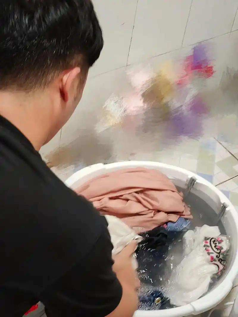 感觉男人没赚到钱很难，回到家里连自己的老婆都看不起，这不刚吃完晚饭就看到他默默的