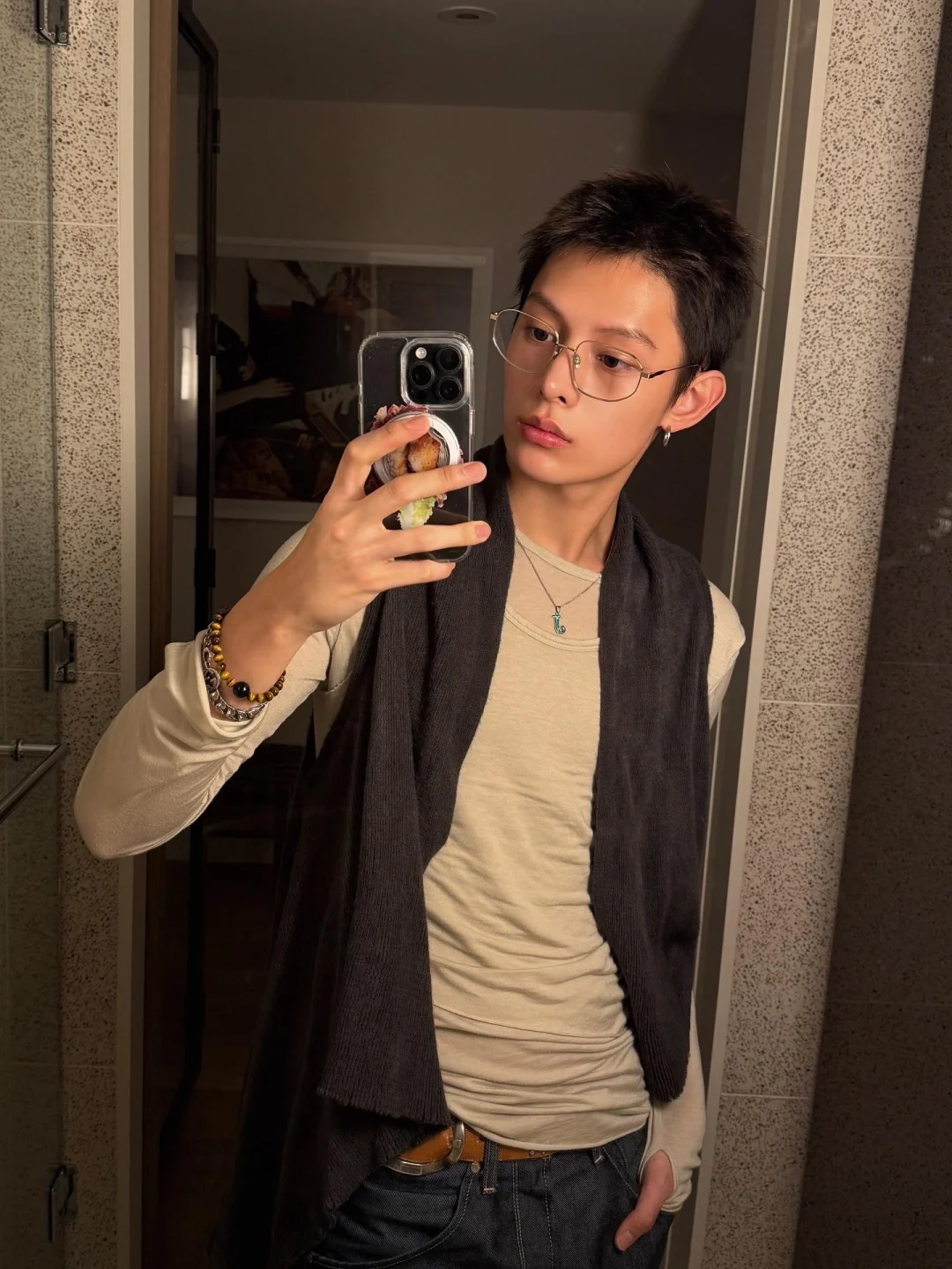 也就只有我哥能hold 的住这个发型了！！！