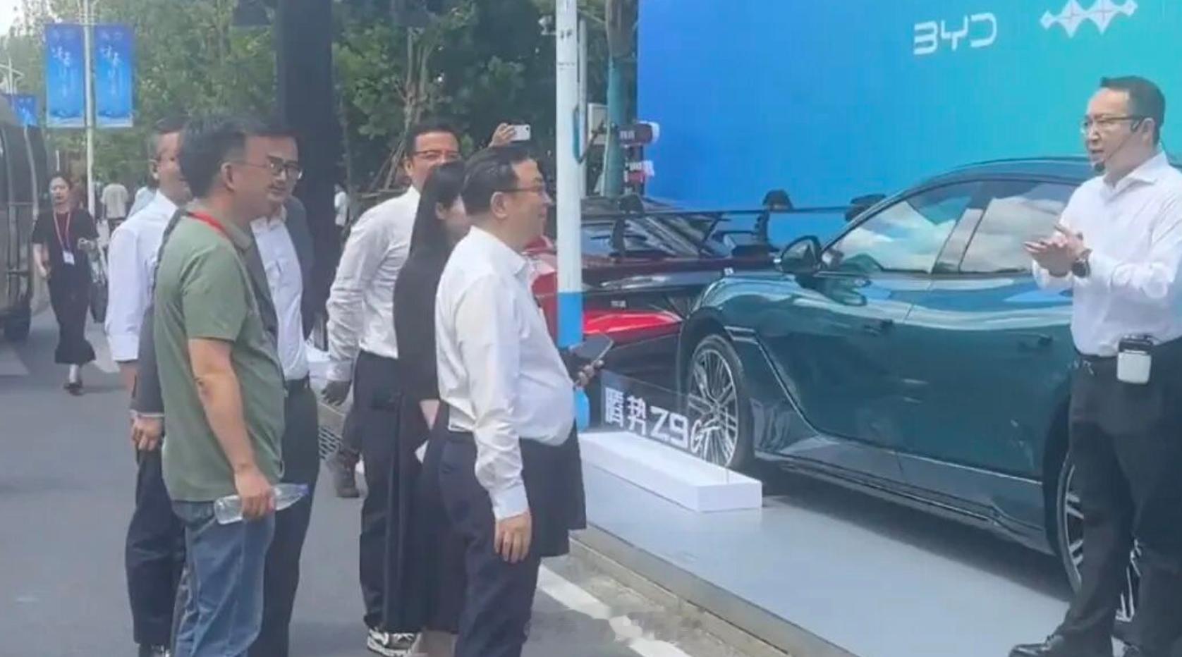 比亚迪王传福带领高管走访考察工作，今日，比亚迪董事长王传福携高管团队到达安徽，品