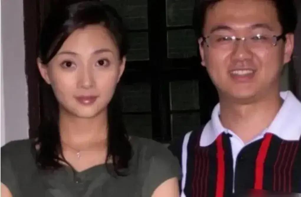 当年，殷桃在富豪孙东海的疯狂追求下，成为了他的女人，没想到孙东海还忘不了女星李小冉，殷桃怒气冲冲地找