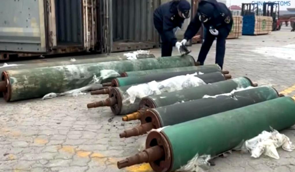 青岛黄岛海关这回可算是逮着个“胆儿肥”的了！集装箱里层层货物底下，竟然藏了8