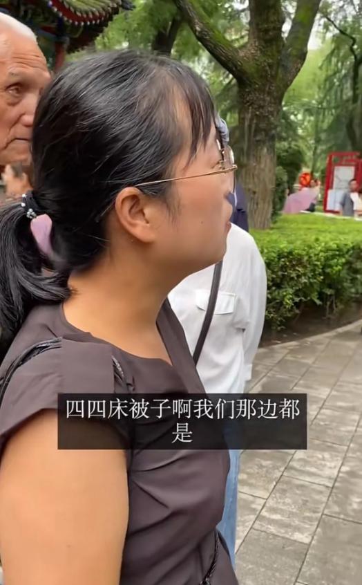 相亲角一事吵翻全网：开口30万彩礼，男方问他陪嫁什么？女子回答说：陪嫁就四床被子