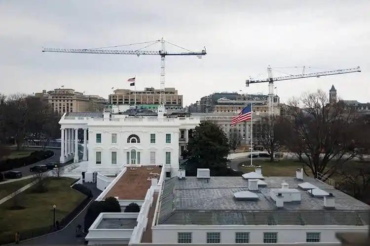 美国最高法院近期允许特朗普政府继续推进白宫大型宴会厅项目，暂时阻止了下级法院要求