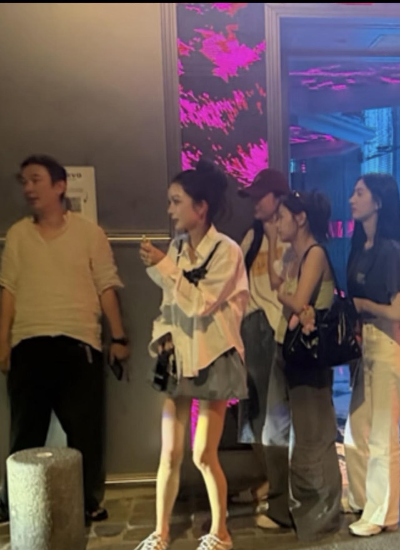 偶遇王思聪在巴黎刚唱完歌，带4名女伴等司机来接，一脸疲惫玩了一天真累了，旁边女伴
