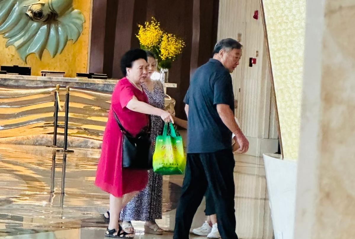 有网友在三亚偶遇秦昊爸爸妈妈，老两口在享受退休生活，惬意的很！尤其是秦昊妈妈，是